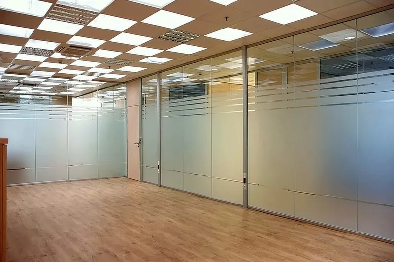 Оклейка перегородок и стекол в офисе